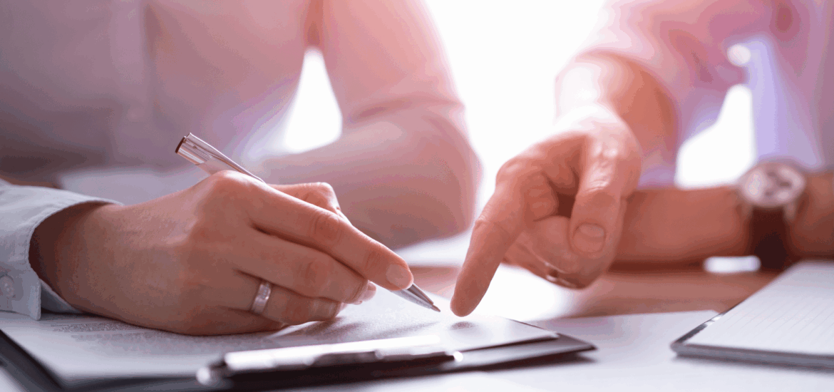 deux hommes qui comparent un document